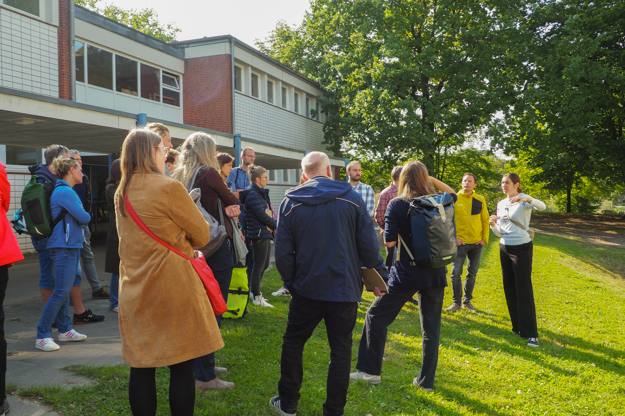 Angeregte Diskussionen und Begutachtung der Versickerungsmulden an der Grundschule Wegenkamp