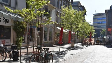 Blick auf die Fußgängerzone mit den mit Rigolen ausgestatteten Bäumen